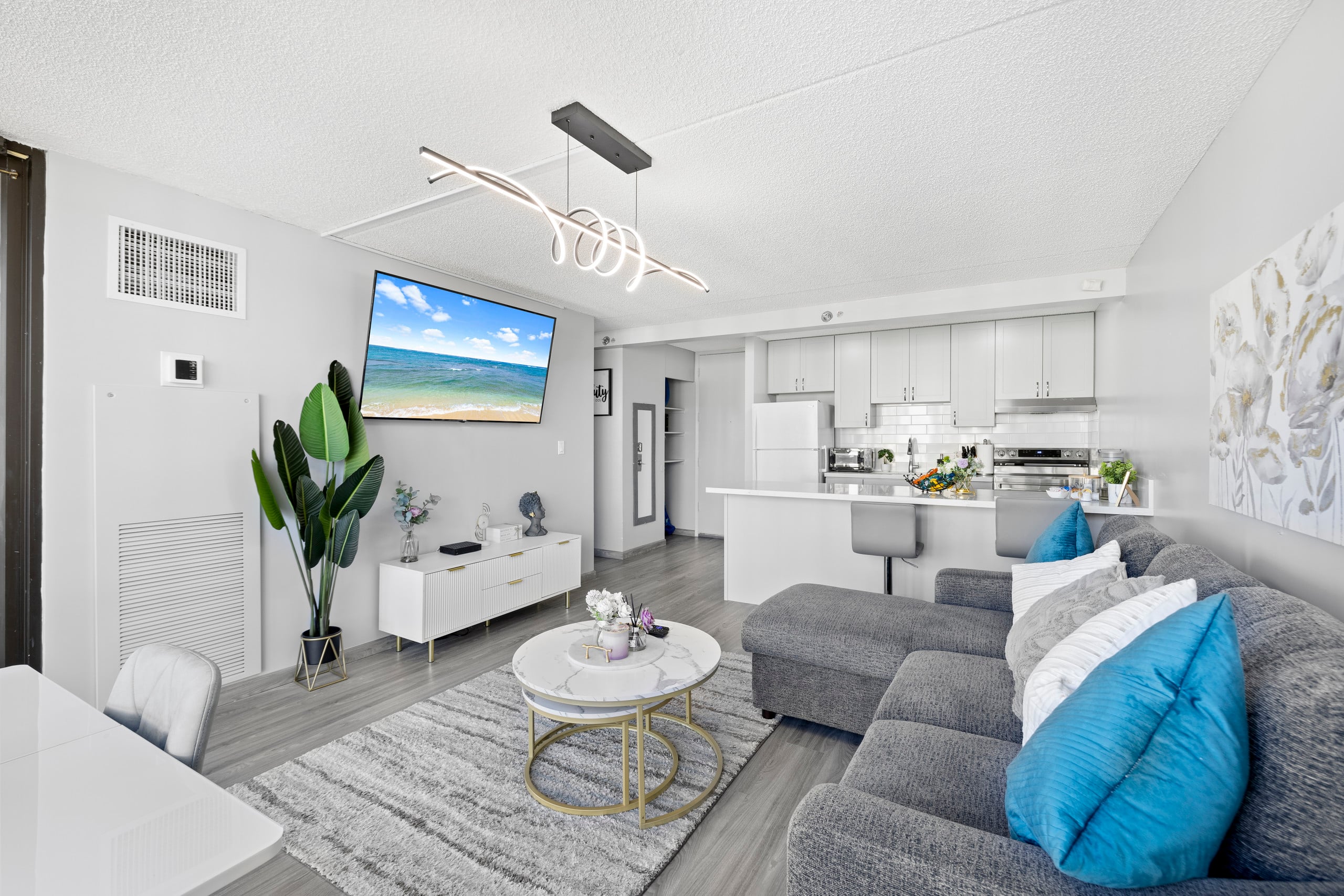 Cozy & Modern Coastal-King Bed 1BR w/Parking - Image 4