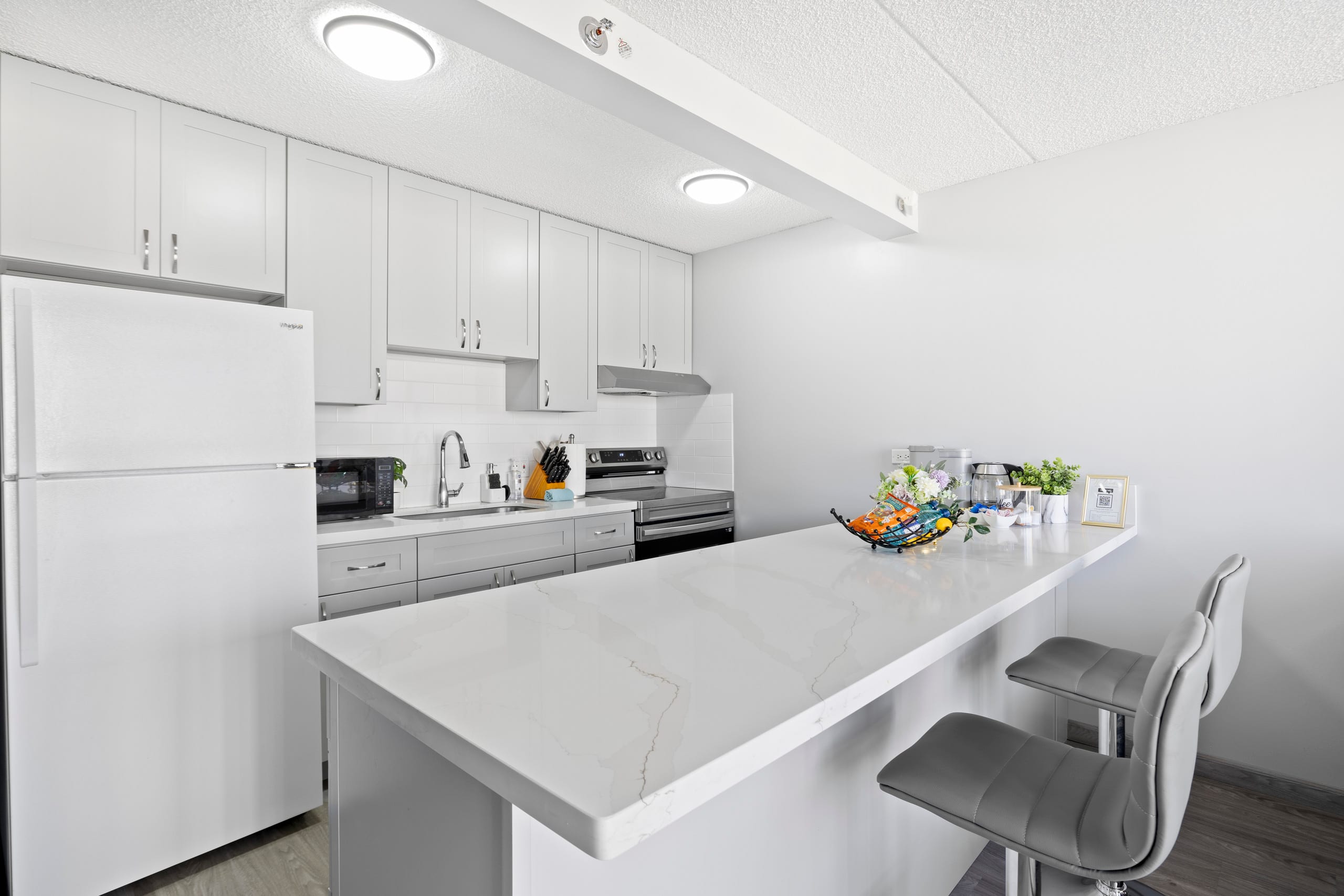 Cozy & Modern Coastal-King Bed 1BR w/Parking - Image 9
