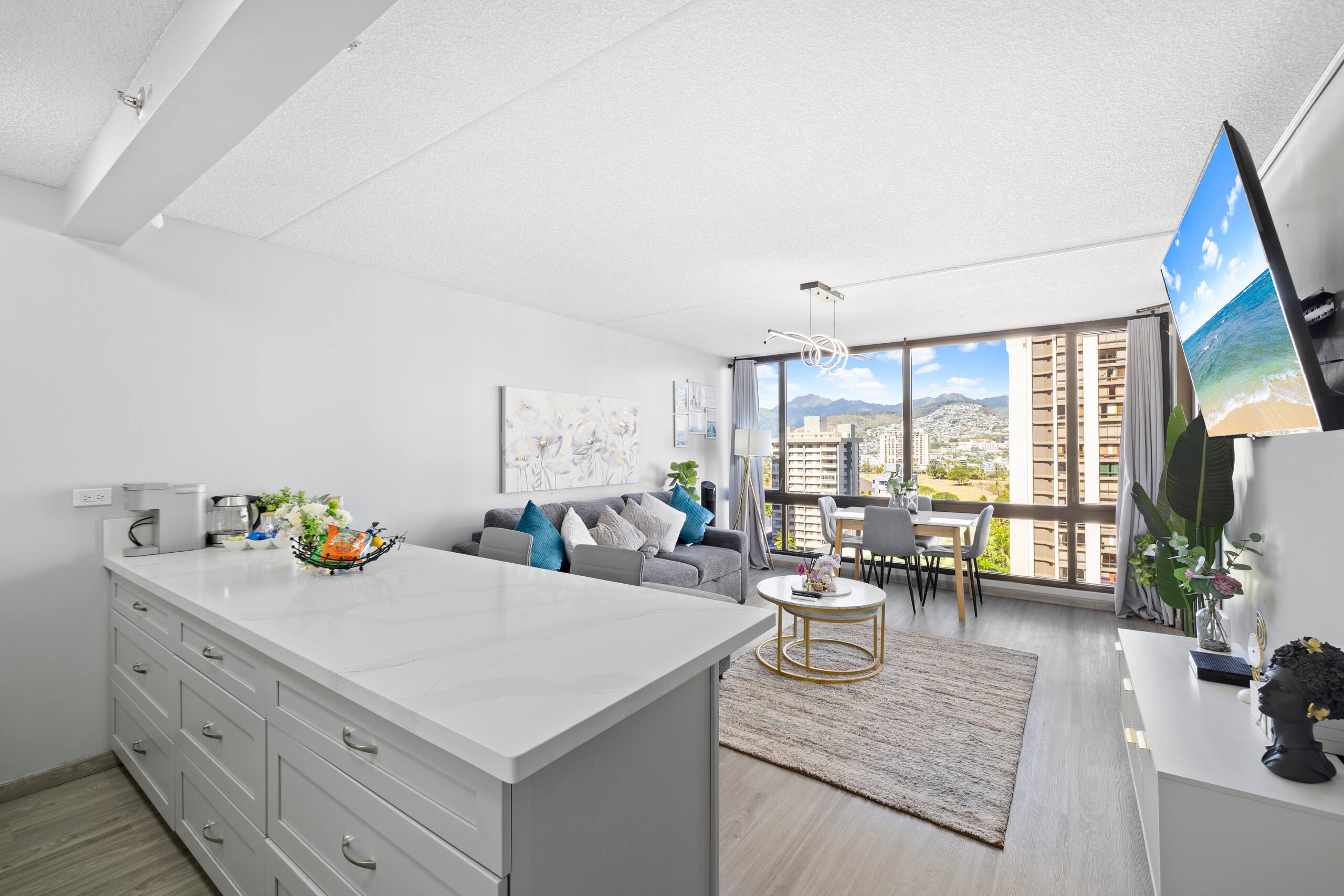 Cozy & Modern Coastal-King Bed 1BR w/Parking - Image 6