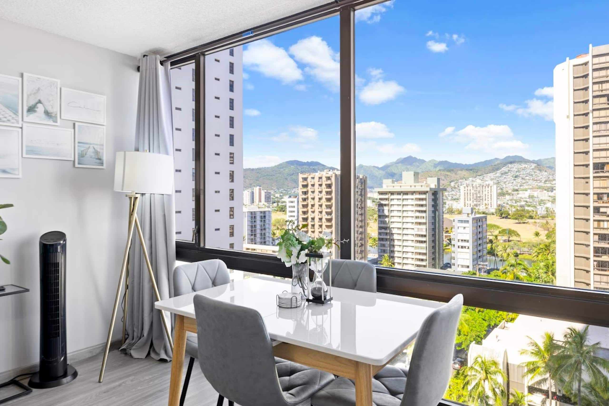 Cozy & Modern Coastal-King Bed 1BR w/Parking - Image 11