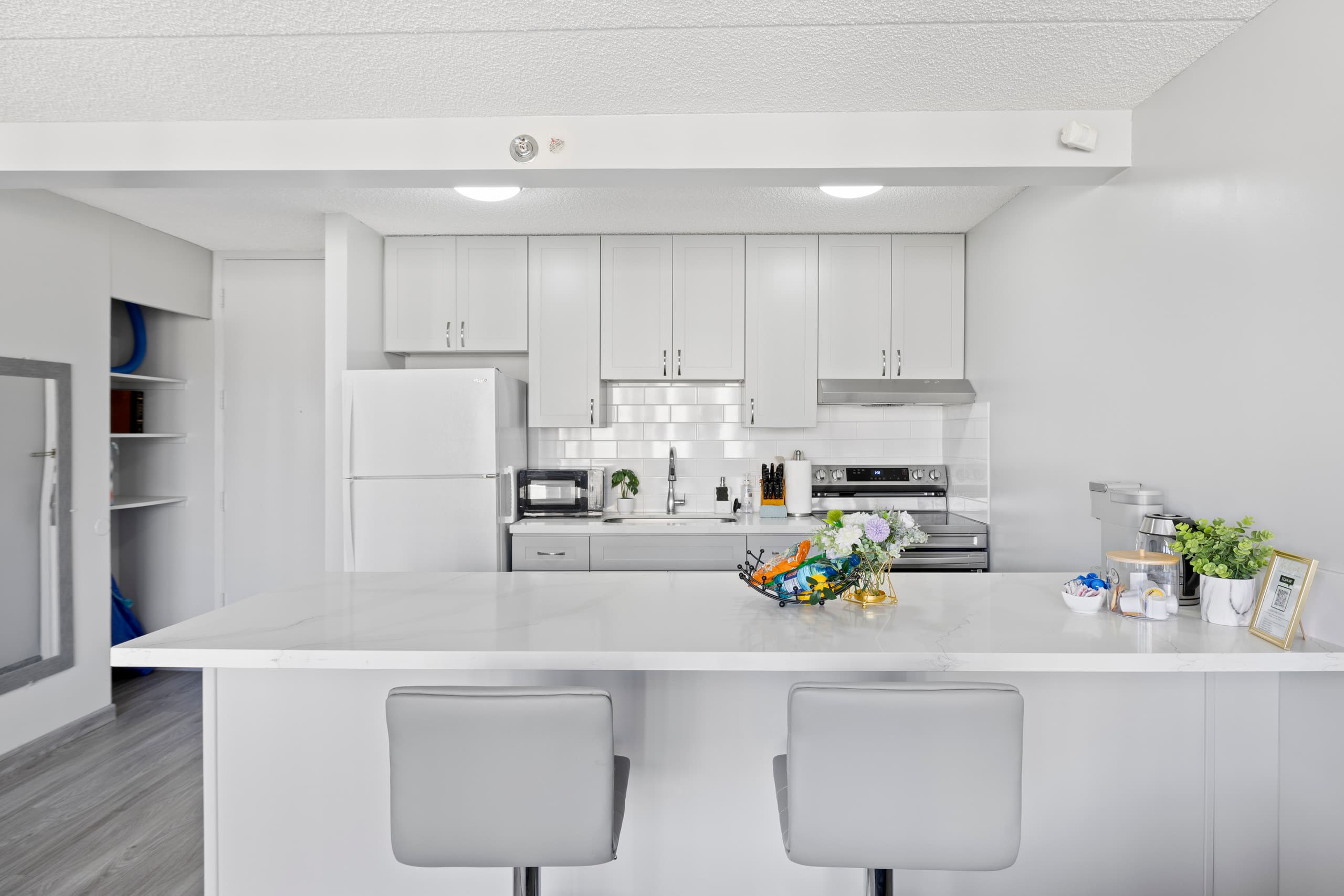 Cozy & Modern Coastal-King Bed 1BR w/Parking - Image 10