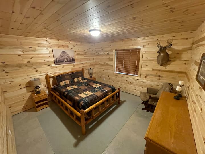 غرفة نوم في الطابق الرئيسي بسرير بحجم كبير. 