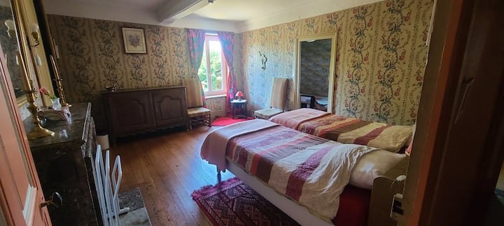 la chambre rouge avec la petite chambre d'enfant attenante