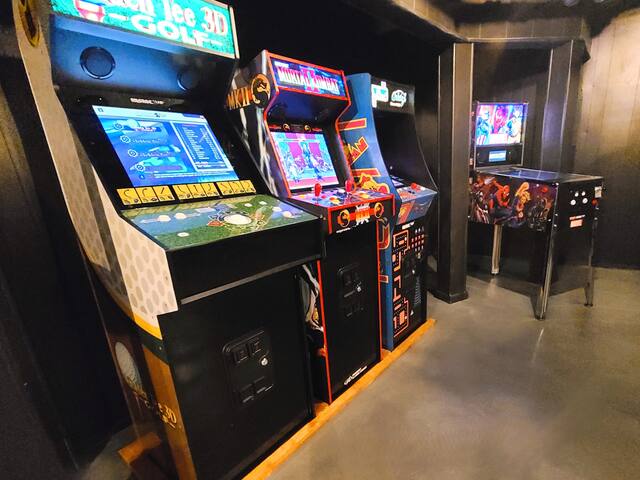 5 Min To Stadium, Hot Tub, Mini Golf, Arcade, King gallery image 3