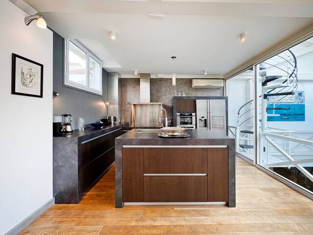 Luxury Loft 450m² A-C/ Pool/ Rooftop/ Parking gallery image 2