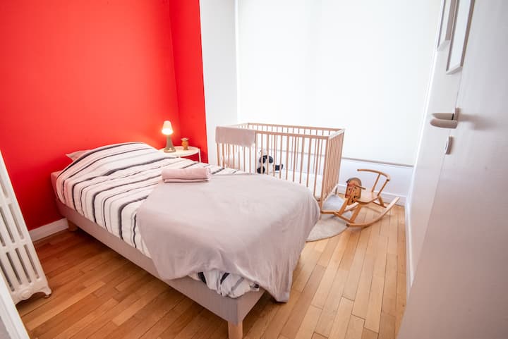 Habitación infantil con una cama individual (90 cm) y una cuna con barandilla con colchón