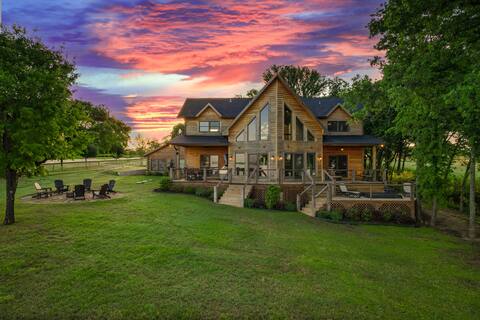 Luxe Lakefront Getaway: Spa+Gym, Boating & Sunsets