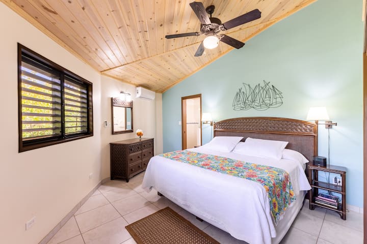 Obe spálne môžu byť na požiadanie vyrobené ako manželská posteľ alebo dve samostatné postele. 