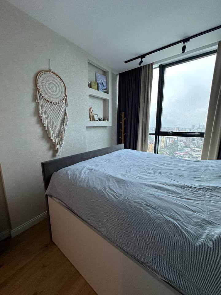 Панорамски прозорци  и завеси за затемнување - прилагодете го осветлувањето за себе)