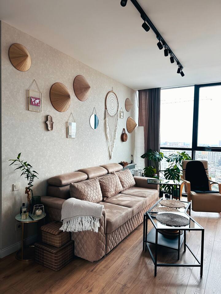 За да се опуштите по напорниот ден за удобност, дневната соба има стол за масажа со 8 режими.