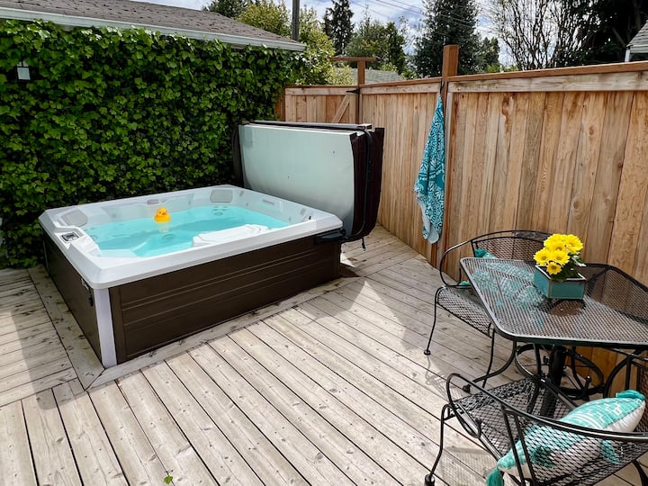 West Seattle Gem, Private Hot Tub!