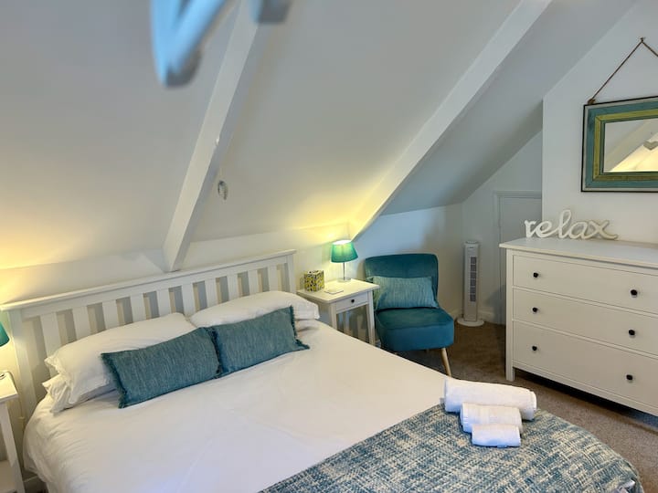 Pumzika kwenye kitanda cha King Size kilicho na godoro la Sealy