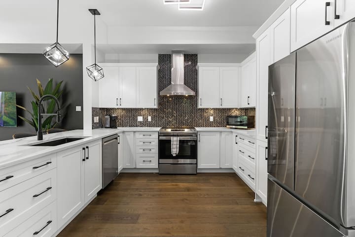 Luxury 4 Bdrm Home | Fireplace| Ping Pong| Parking