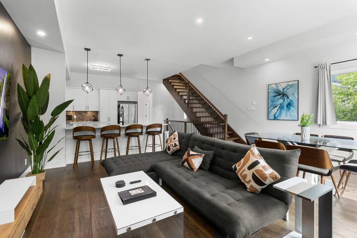 Luxury 4 Bdrm Home – Fireplace, Ping Pong &Parking gallery image 3