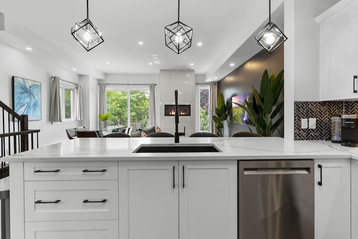 Luxury 4 Bdrm Home – Fireplace, Ping Pong &Parking gallery image 2