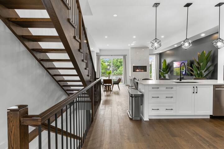 Luxury 4 Bdrm Home – Fireplace, Ping Pong &Parking gallery image 5