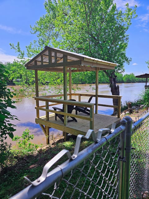 3BR house with deck on the Muskingum River