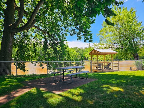 Relaxing Riverside Home fishing deck in Zanesville