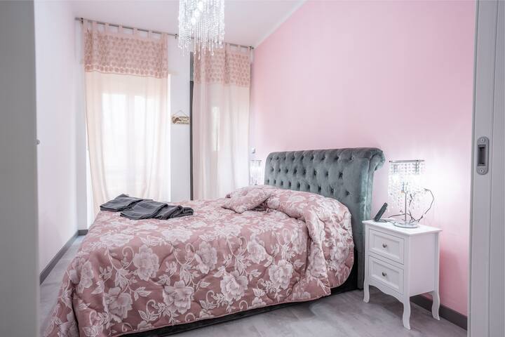 ห้องนอนที่มีตู้เสื้อผ้าแบบวอล์คอินที่สะดวกสบาย บนโต๊ะข้างเตียงที่เข้ากันได้กับสมาร์ทโฟนทุกรุ่น