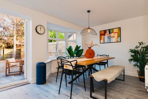 Spacious 5 Bedroom House Sleeps 9 with Parking