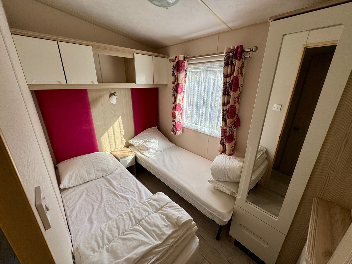 Armario y armarios sobre la cama. Cortina opaca para una noche tranquila. Radiador eléctrico.