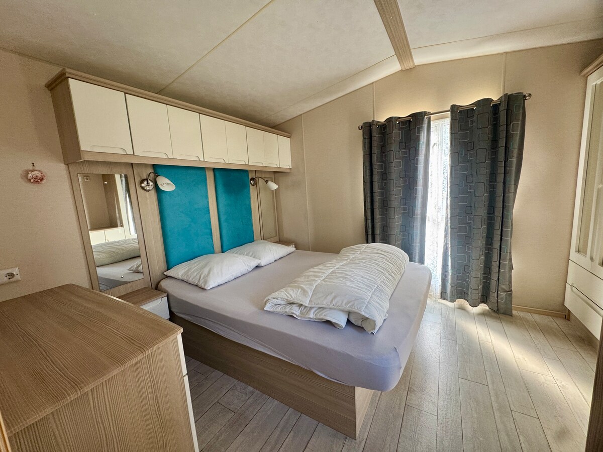 Amplio dormitorio principal, cama doble 150 * 200. Numerosos espacios de almacenamiento.