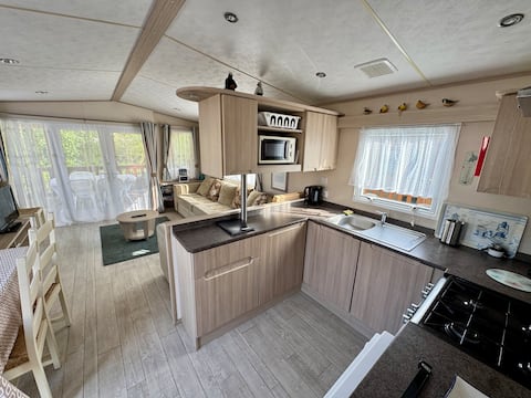Luxury stay in large MH with XL terrace (beds made)