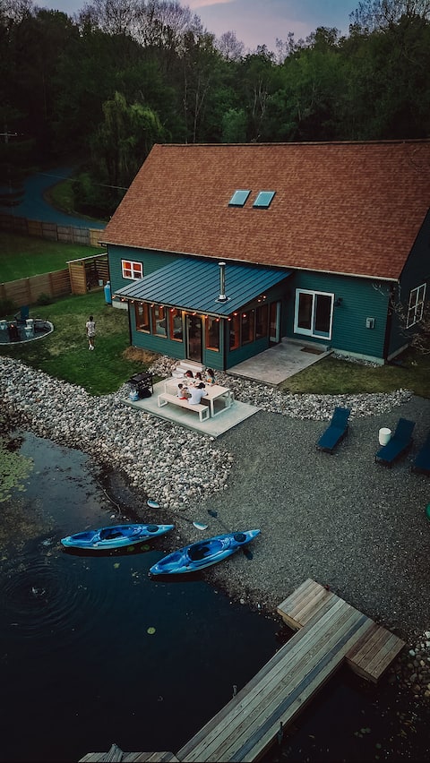 Waterlily Lakehouse - Modern+Waterfront+Retreat