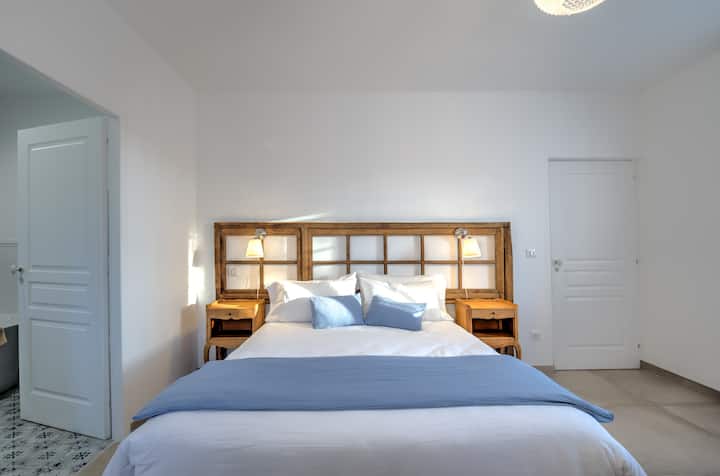 Dhoma e gjumit n1 është një suitë prindërore në katin përdhes, vetëm se ka qasje në banjën e saj të plotë