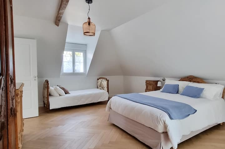 Dhoma kryesore e gjumit n2
Një krevat dopio i madh, sipas kërkesës një krevat tek shtesë