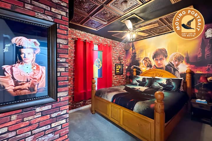 Die Plattform 9 ¾ erwartet dich, um dieses Abenteuer mit deinen Zauberfreunden in der Schule der Hexerei zu erleben. Hier hast du ein Kingsize-Bett, zwei Nachttische, Nachttischlampen, Deckenventilator, Bewegungsporträt, Smart-TV, Vorhänge, Wand- und Deckendeko.