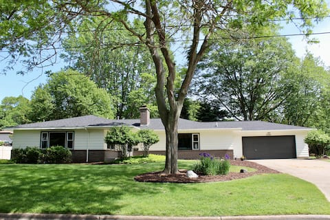 Gorgeous 4 bed sleeps 14/ Walk to lake!