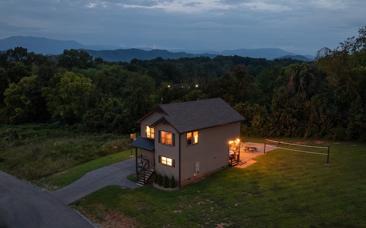 New! | Hot Tub, Yard Games, Fire Pit, Arcades!