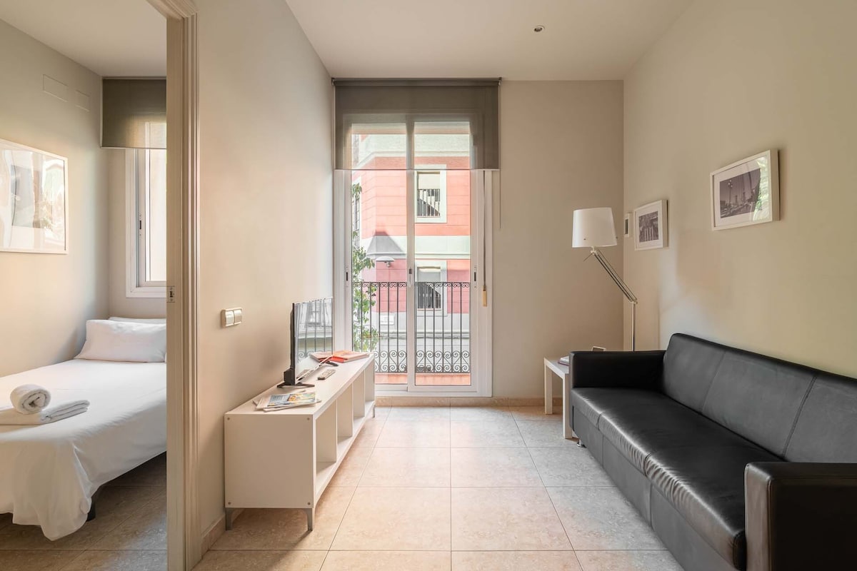 Top performing Airbnb: 2BR apartment in Sants w/ private balcony in Hostafrancs