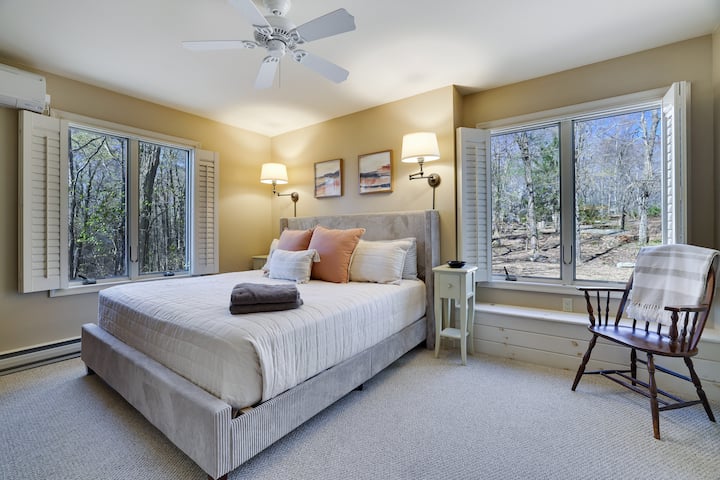 Master king bed with plantation shudders that allow for privacy and keep the room very dark for a good nights sleep. New mattress and bed frame in 2025, Sealy Posturepedic