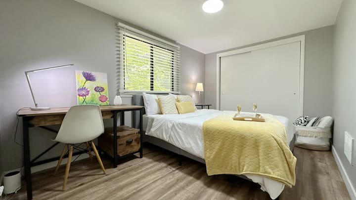 Spálňa s manželskou posteľou Queen, nočnými stolíkmi, písacím stolom, stoličkou a šatníkom.