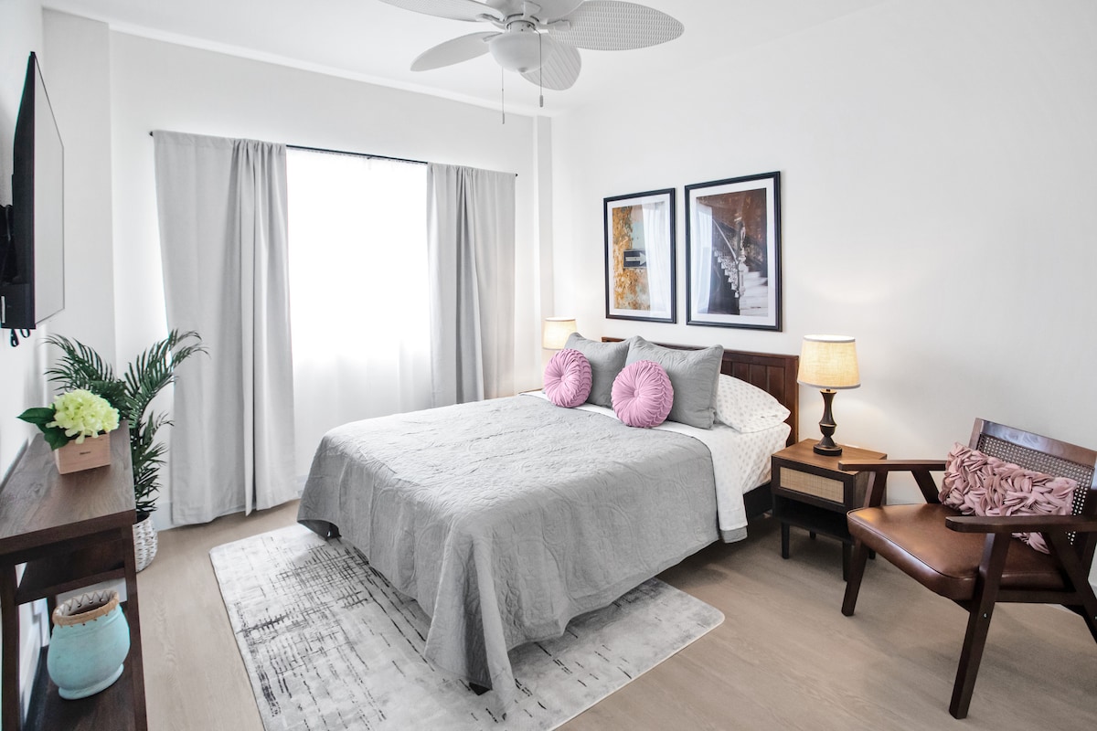 配备标准双人床、空调、充足的照明和充电站，享受卧室的舒适体验。 此外，您可以使用热门流媒体应用程序预装的ROKU电视，让您尽享愉悦。