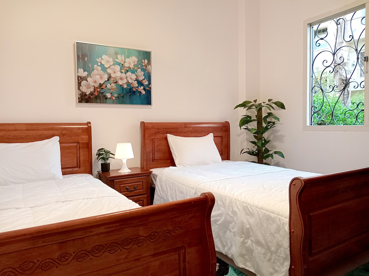 Კონდიცირებული საძინებელი: 2 საწოლი, გარდერობი, სამუშაო მაგიდა, ტელევიზორი, ფარდა, ლამპა, საკიდი, სარკე, ბალიში, საბანი,გამათბობელი საძინებელი კონდიციონერი: 2 საწოლი,გარდერობი,სამუშაო მაგიდა, ტელევიზორი, ფარდა, ლამპა,საკიდები,სარკე,ბალიში,საბანი,გამათბობელი
