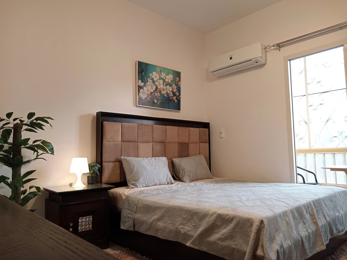 Კონდიცირებული მთავარი საძინებელი აივნით: ორადგილიანი საწოლი, გარდერობი, სამუშაო მაგიდა, ტელევიზორი, ფარდა, ლამპა,საკიდი,სარკე,ბალიში, საბანი,ბუხარი
ძირითადი საძინებელი აივნით კონდიციონერი: დიდი ზომის საწოლი,გარდერობი,სამუშაო მაგიდა, ტელევიზორი, ფარდა, ლამპა,საკიდები,სარკე,ბალიში,საბანი,გამათბობელი