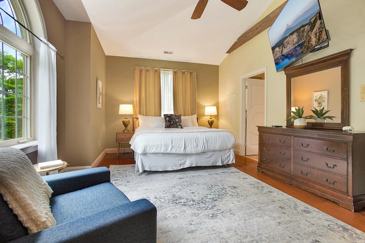 Master bedroom 2 , king bed , with beautiful attached bathroom with jacuzzi. 1st floor 
