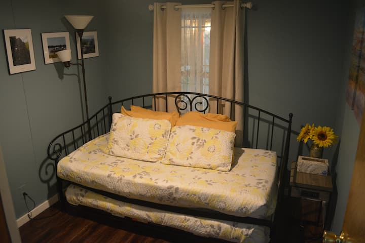 La cama nido se puede deslizar para dormir más o dejar debajo para una habitación adicional.