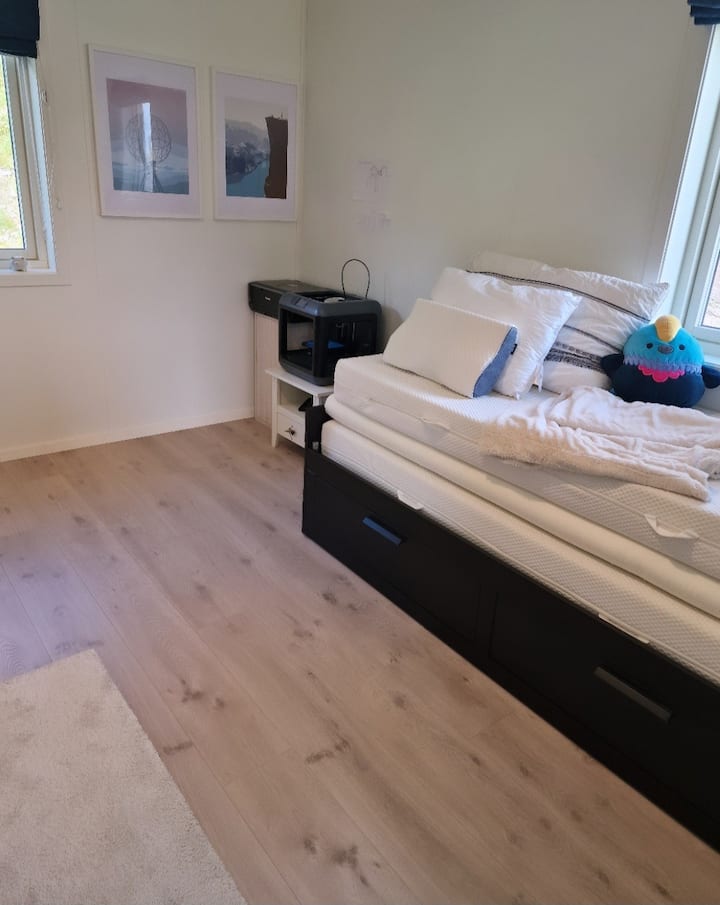 Dormitorio 2 (el dormitorio más grande). 
Cama de 160×200 que se puede empujar dentro y fuera, según sea necesario/espacio deseado.