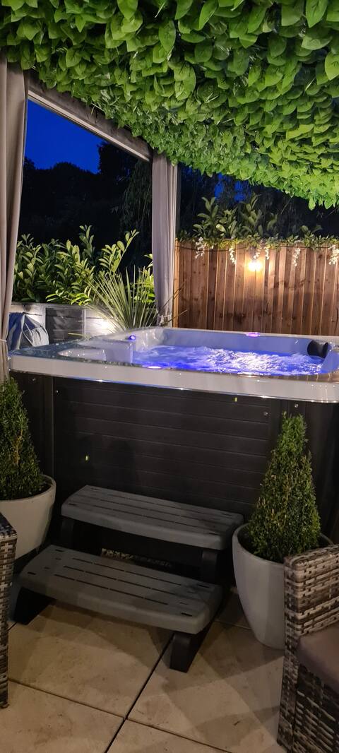 Immaculate Luxury Apartment with Private Hot Tub