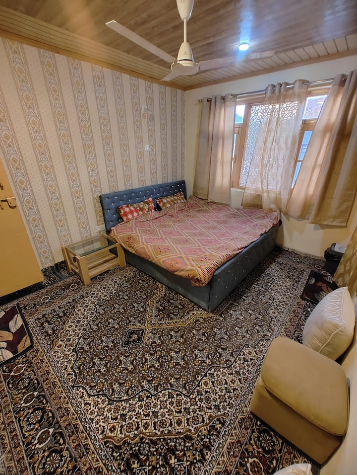 Chumba cha kulala kwenye ghorofa ya pili kilicho na bafu la magharibi