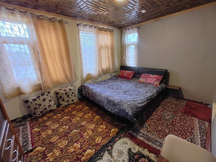 Chumba cha kulala kwenye ghorofa ya pili kilicho na bafu la magharibi