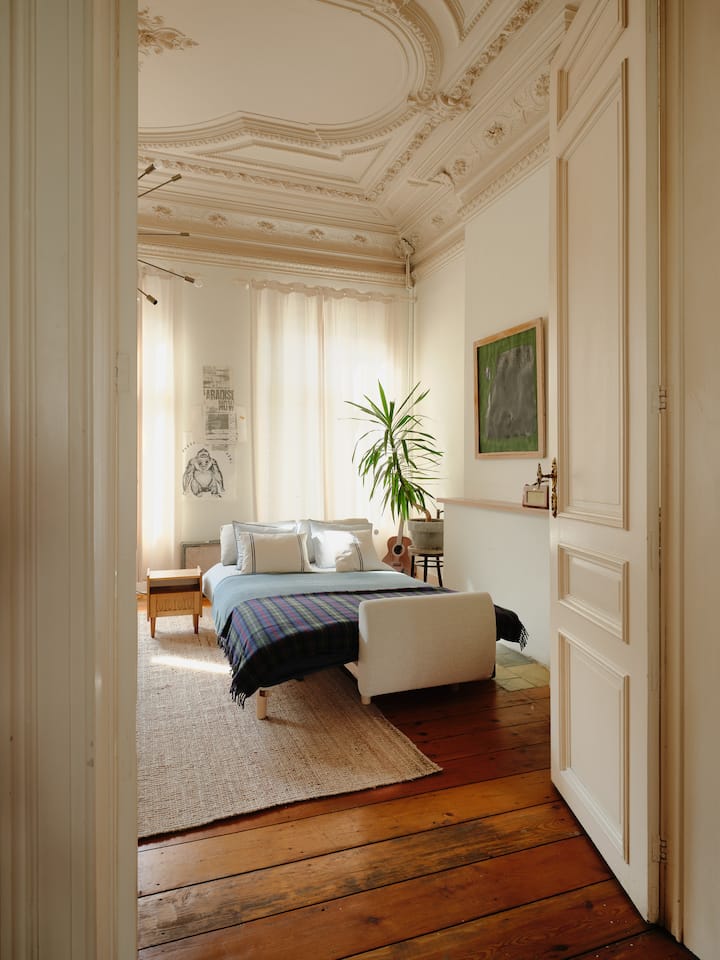 Dhoma e tretë e ndenjjes, e cila ndodhet në katin e parë, transformohet në dhomën e 5-të të gjumit sa herë të jetë e nevojshme. Mund të flenë 4 persona në 2 divane dopio.