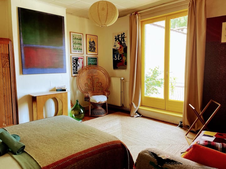 Dhoma e dytë e gjumit, e vendosur në katin e 2-të dhe me pamje nga kopshti. Plotësisht private me pamje nga pemët e kopshtit. Ka një tarracë.