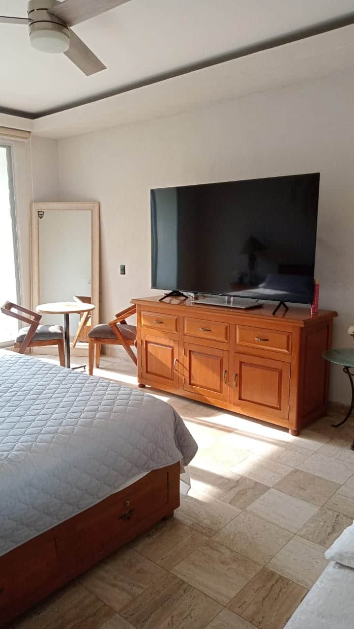 ห้องหลักพร้อมพื้นที่ทำงานและทีวีขนาด 80 "