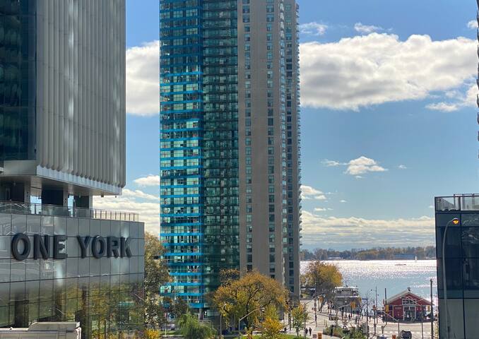 Luxury 3 bed Steps from CN/ Rogers/ Parking gallery image 2