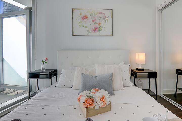 Luxury 3 bed Steps from CN/ Rogers/ Parking gallery image 5